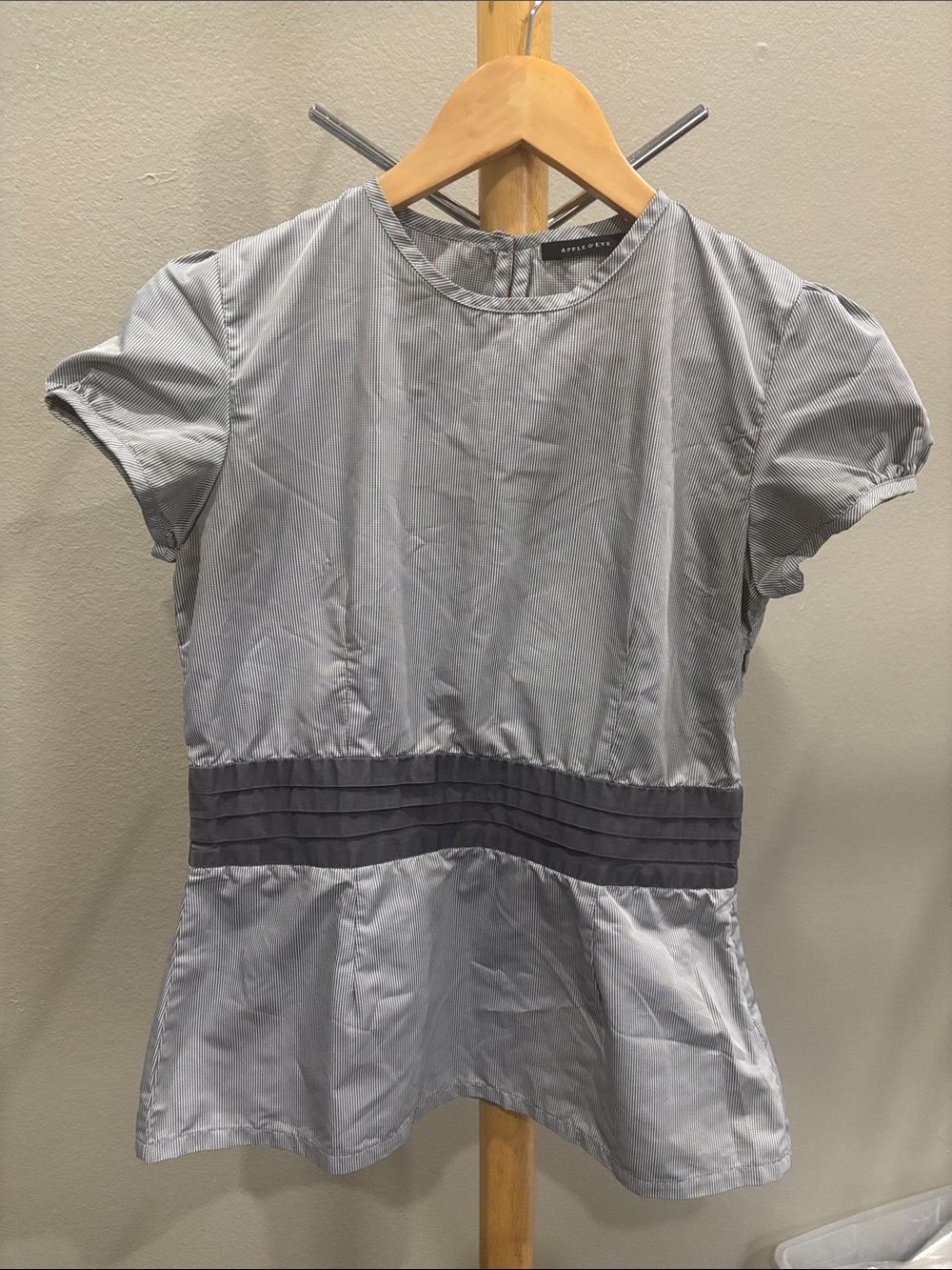 Apple & Eve Light Gray Short Sleeve Peplum Top with Pintuck Waist